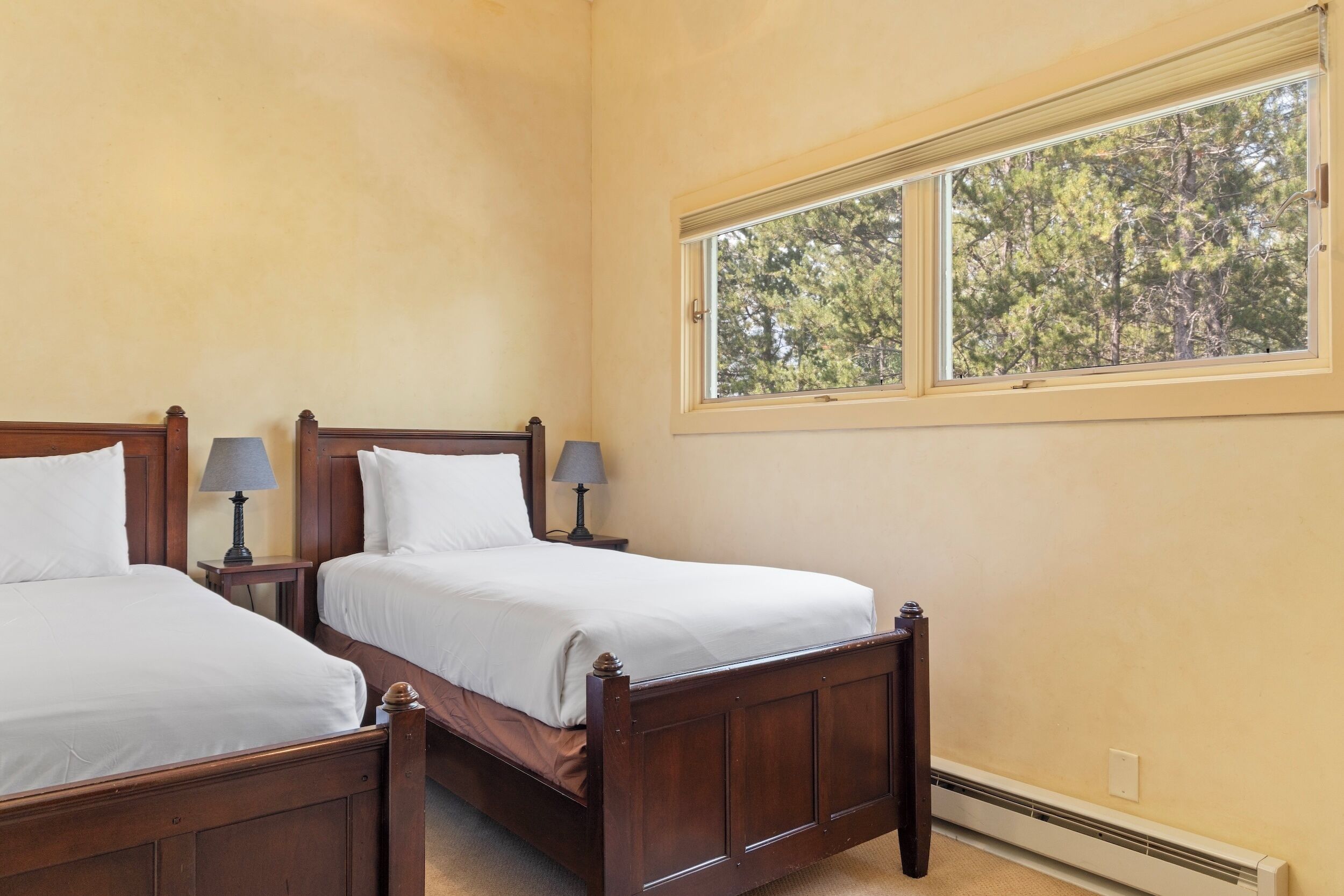 2 bedrooms, desk, iron/ironing board, WiFi
