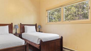 2 bedrooms, desk, iron/ironing board, WiFi