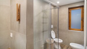 Douche, séchoir à cheveux, serviettes fournies