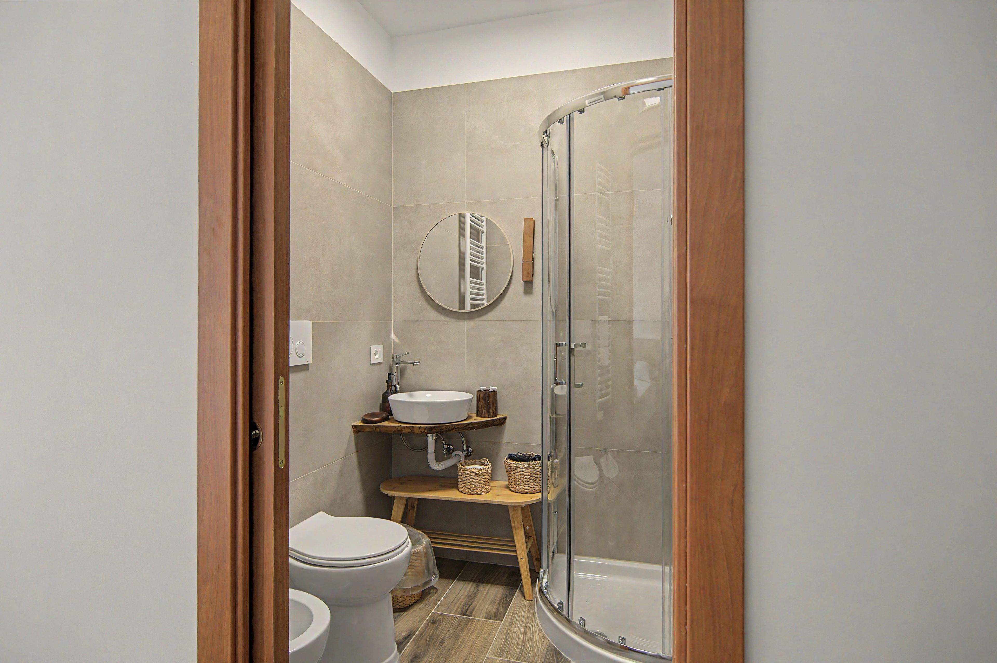 Ein kleines Badezimmer mit Toilette, Waschbecken und Duschkabine.
