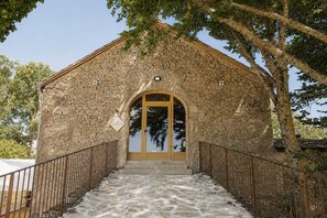 Exterior - Across from the Millau Viaduct: 1-bedroom / renovated sheep barn (Creissels)
