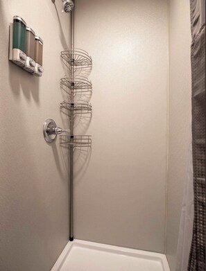 Regadera, toallas, jabón, papel de baño 