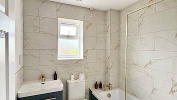 Shower, hair dryer, bidet, towels