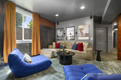 Pickleball, Hot Tub, Game room, 20 min to Glacier