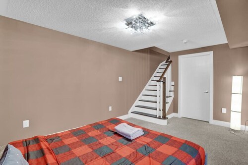 Stylish Mississauga Lower Unit BBQ Yard Paradise