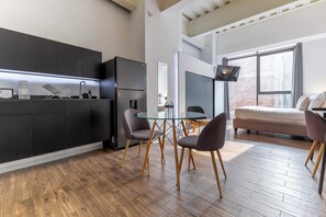 A modern apartment with a kitchen, dining area, and living space. - JA 303 Minimalist Comfort Near Bellas Artes (Centro)