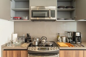 Wasserkocher mit Kaffee-/Teezubehör, Kühlschrank, Mikrowelle, Herdplatte