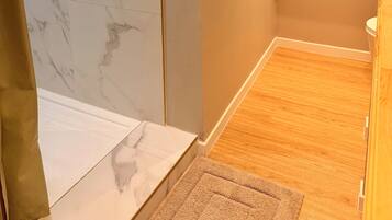 Douche, serviettes fournies, savon, papier toilette