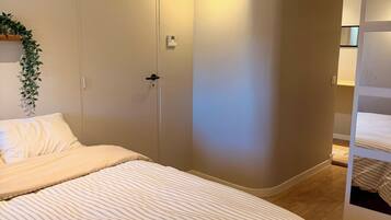 Iron/ironing board, WiFi, bed sheets