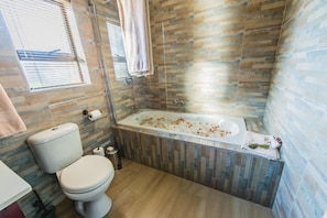 Free toiletries, soap, shampoo, toilet paper - Ritsako Game Lodge (Hammanskraal)