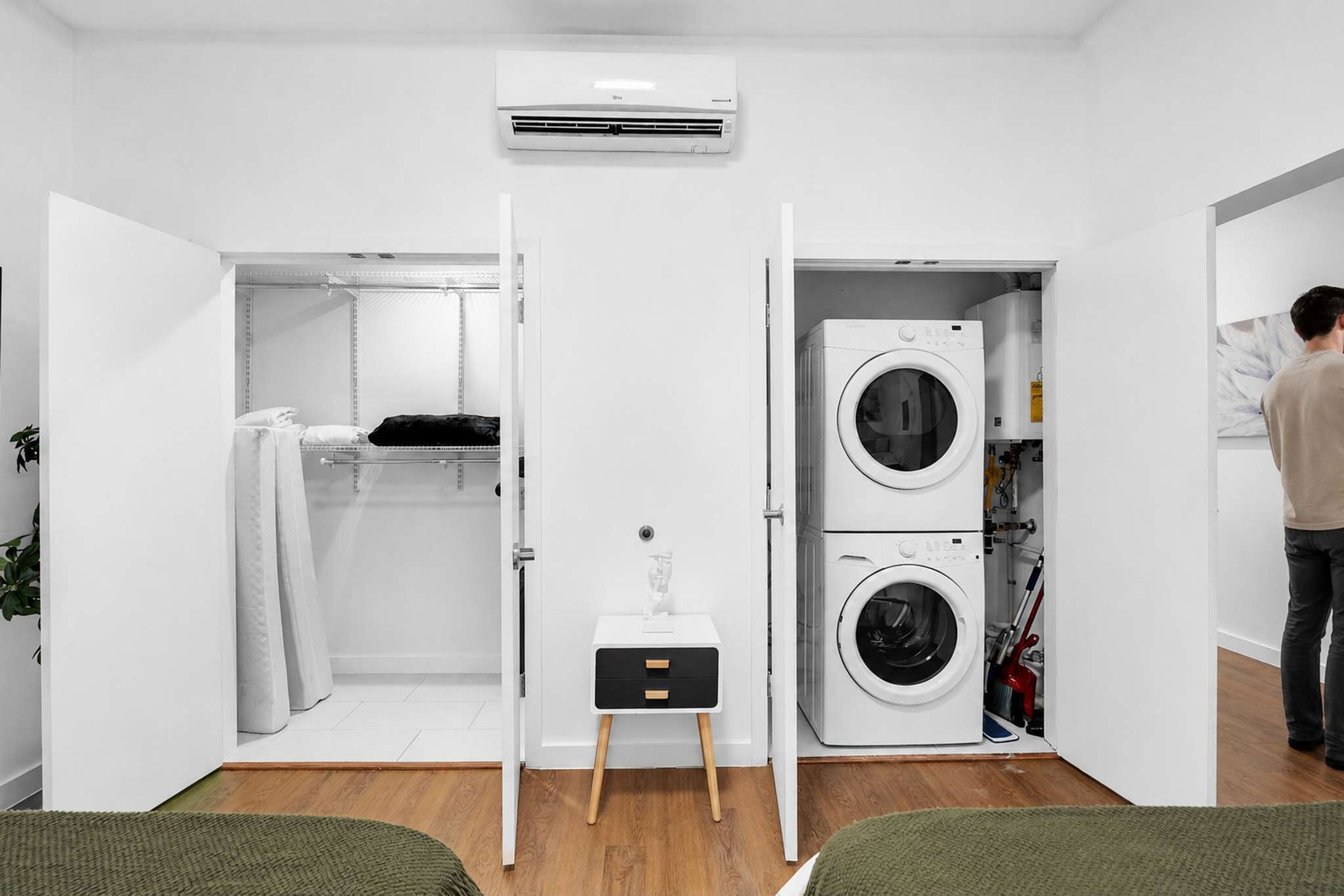 Tabla de planchar con plancha, cuna de viaje, wifi y ropa de cama 