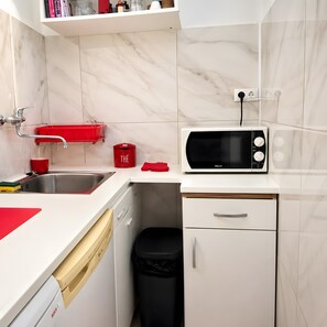 Private kitchen - Apartment 'Cannes Cousin Studio' with Balcony, Wi-Fi and Air Conditioning (Cannes)