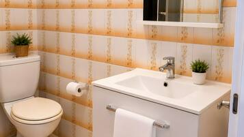 Een douche, een haardroger, handdoeken