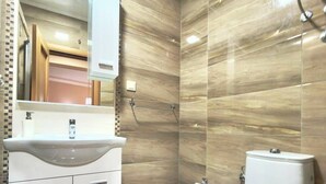 Shower, towels, soap, shampoo - Apartments Kaludjerovic Ulcinj (Ulcinj)