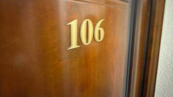 Eine Holztür mit der Nummer 106.