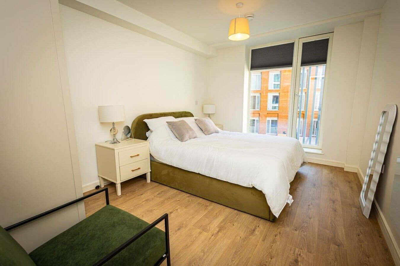 Desk, iron/ironing board, WiFi, bed sheets