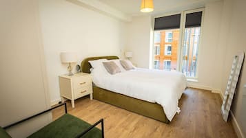 Desk, iron/ironing board, WiFi, bed sheets