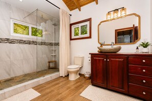 Dusche, Haartrockner, Handtücher, Toilettenpapier