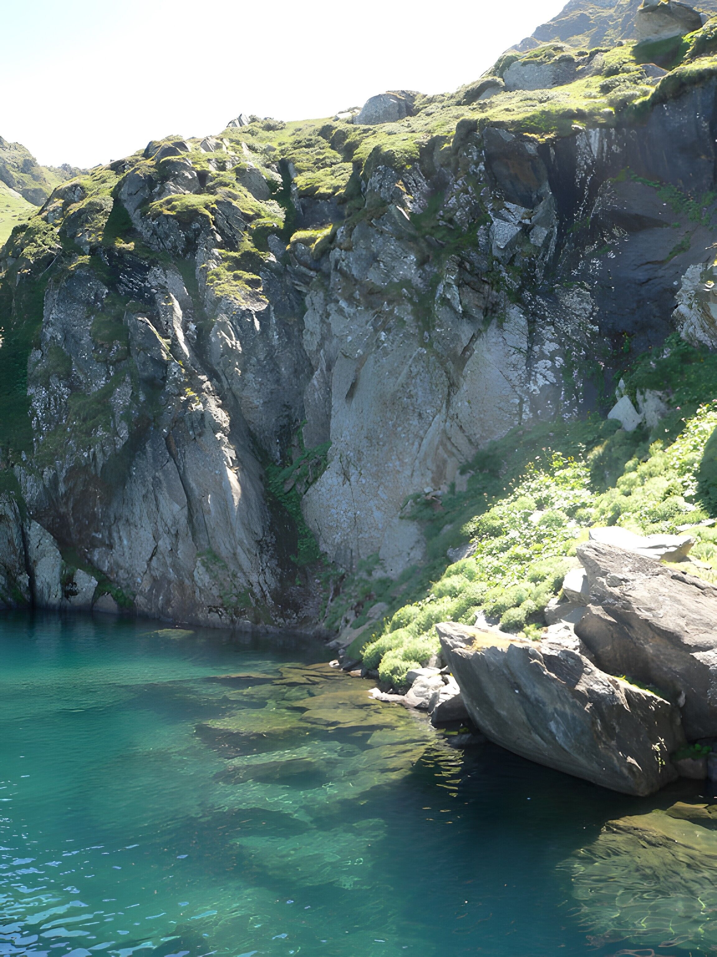 Een natuurlandschap met helder water, rotsachtige kliffen en begroeiing.