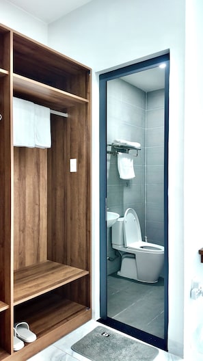Comfort-Doppelzimmer | Badezimmer | Dusche, kostenlose Toilettenartikel, Haartrockner, Hausschuhe