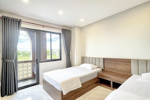 Kamar Double Comfort | Meja kerja, tirai kedap cahaya, setrika/meja setrika, dan Wi-Fi gratis