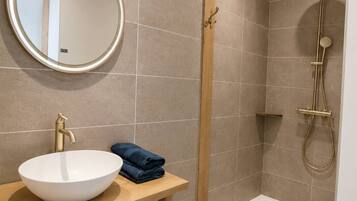 Sèche-cheveux, serviettes fournies, papier toilette
