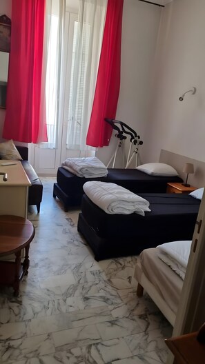 Une chambre d’hôtel avec un lit, un bureau et une chaise.