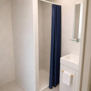 Bathroom - Apartment 'Cannes Jaures One Bedroom' with Wi-Fi and Air Conditioning (Cannes)