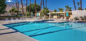 Una piscina al aire libre, una piscina climatizada