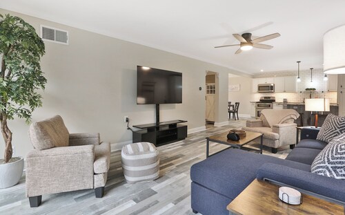 Centrally Located, 2-Bedroom Condo, Minutes from the Big House