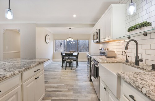 Centrally Located, 2-Bedroom Condo, Minutes from the Big House