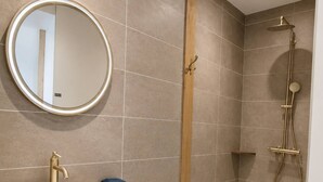 Séchoir à cheveux, serviettes fournies, papier de toilette