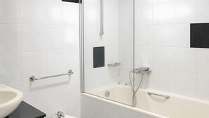 Un bagno moderno con una vasca, un bidet e un mobile lavabo.