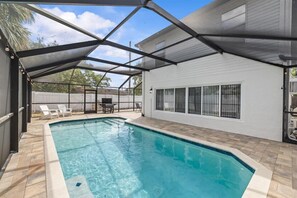 Outdoor pool - Short Term Rental in South Tampa, Near MacDill AFB Tampa, TDY friendly (Tampa)