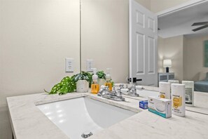 Shower, hair dryer, towels, soap - Short Term Rental in South Tampa, Near MacDill AFB Tampa, TDY friendly (Tampa)