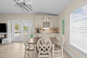 Dining - Short Term Rental in South Tampa, Near MacDill AFB Tampa, TDY friendly (Tampa)