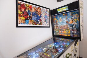 Una màquina de pinball amb tema de Bugs Bunny, que presenta personatges i un joc de bitlles per a aniversari.