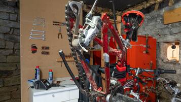 Een werkplaats met gereedschap en een fietsenmakerstandaard.