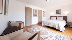 A bedroom with a bed, a desk, a chair, and a rug. - La Grande Escapade Holiday Home – 6 Guests (Up to 10 on Request), Countryside View, Terrace, Wi-Fi (Xertigny)