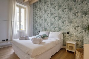Tabla de planchar con plancha, wifi y ropa de cama