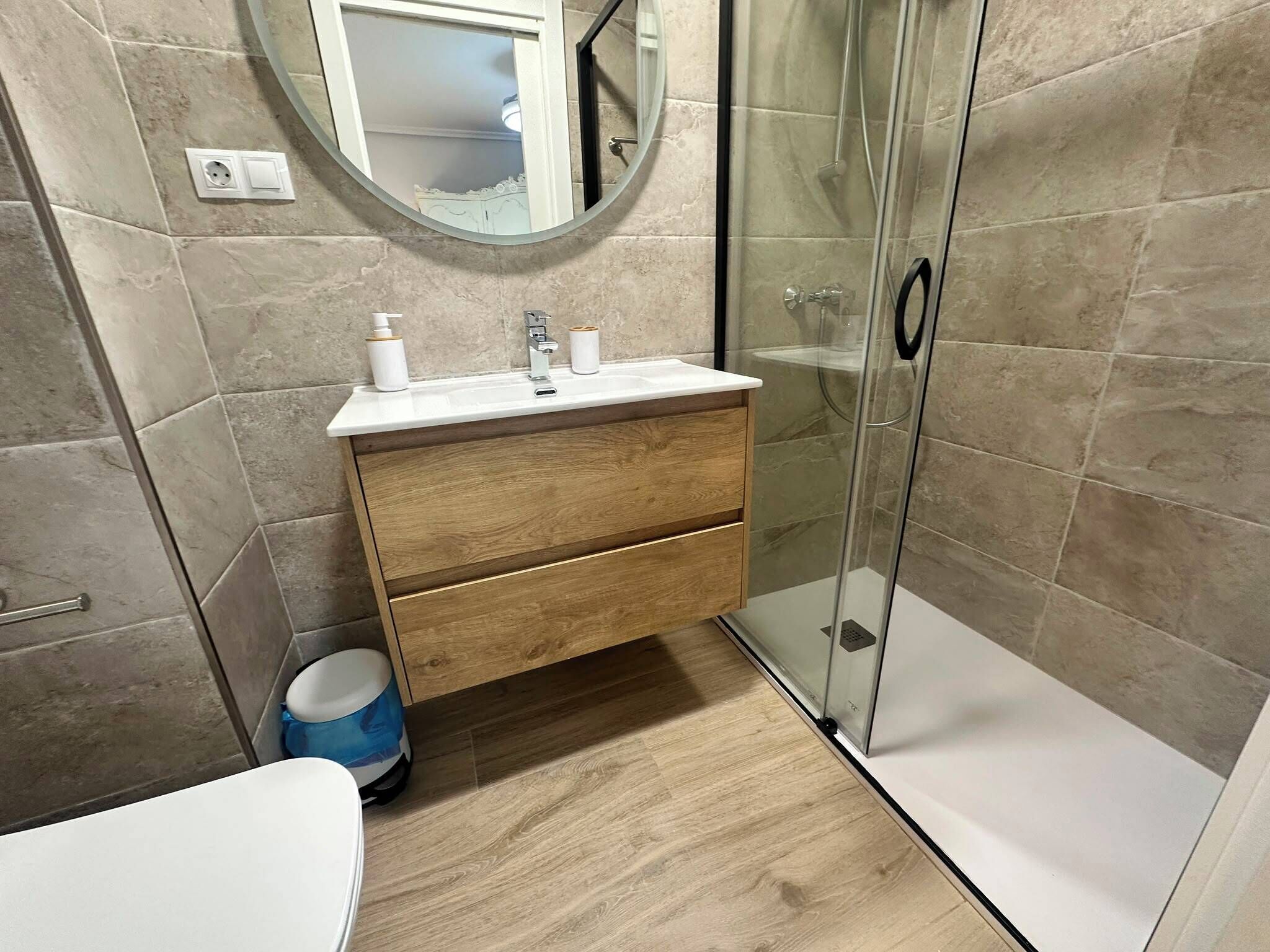 Apartamento clásico, vistas a la ciudad | Baño | Ducha, secador de pelo, toallas y jabón