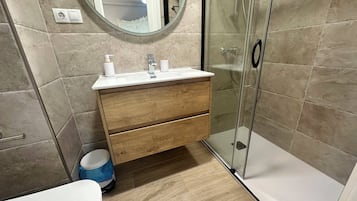 Apartamento clásico, vistas a la ciudad | Baño | Ducha, secador de pelo, toallas y jabón