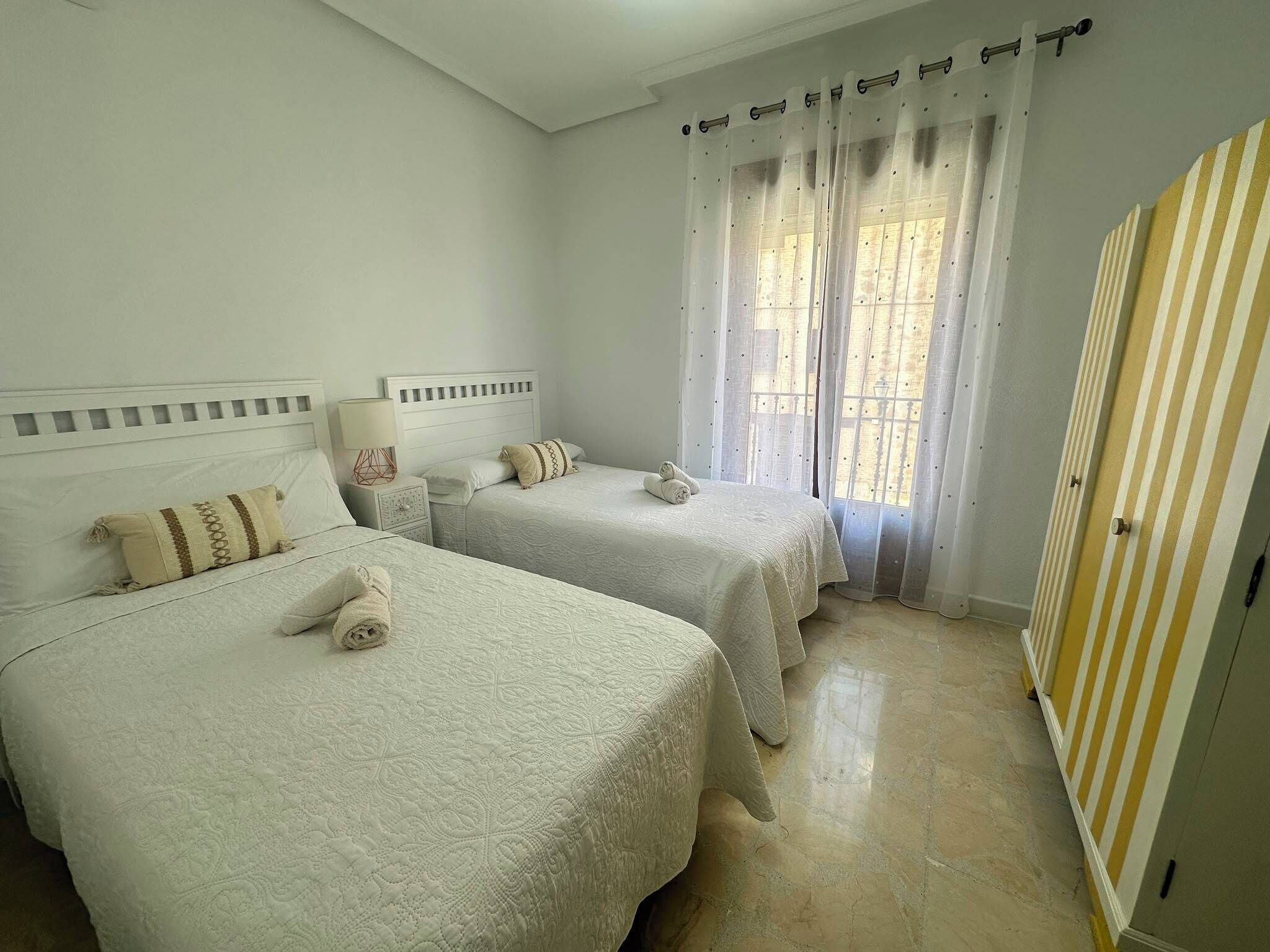 Apartamento clásico, vistas a la ciudad | Espacio para trabajar con un portátil y tabla de planchar con plancha