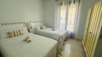 Apartamento clásico, vistas a la ciudad | Espacio para trabajar con un portátil y tabla de planchar con plancha