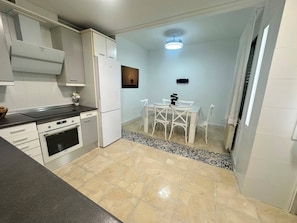 Apartamento clásico, vistas a la ciudad | Cocina privada | Frigorífico grande, microondas, horno y placa de cocina