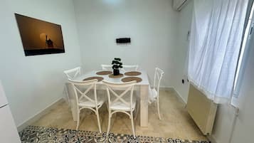 Apartamento clásico, vistas a la ciudad | Restauración