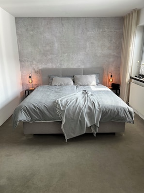 Ferros/tábuas de passar roupa, acesso à internet, roupa de cama