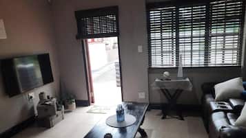 House, 1 Bedroom, Accessible | Living room