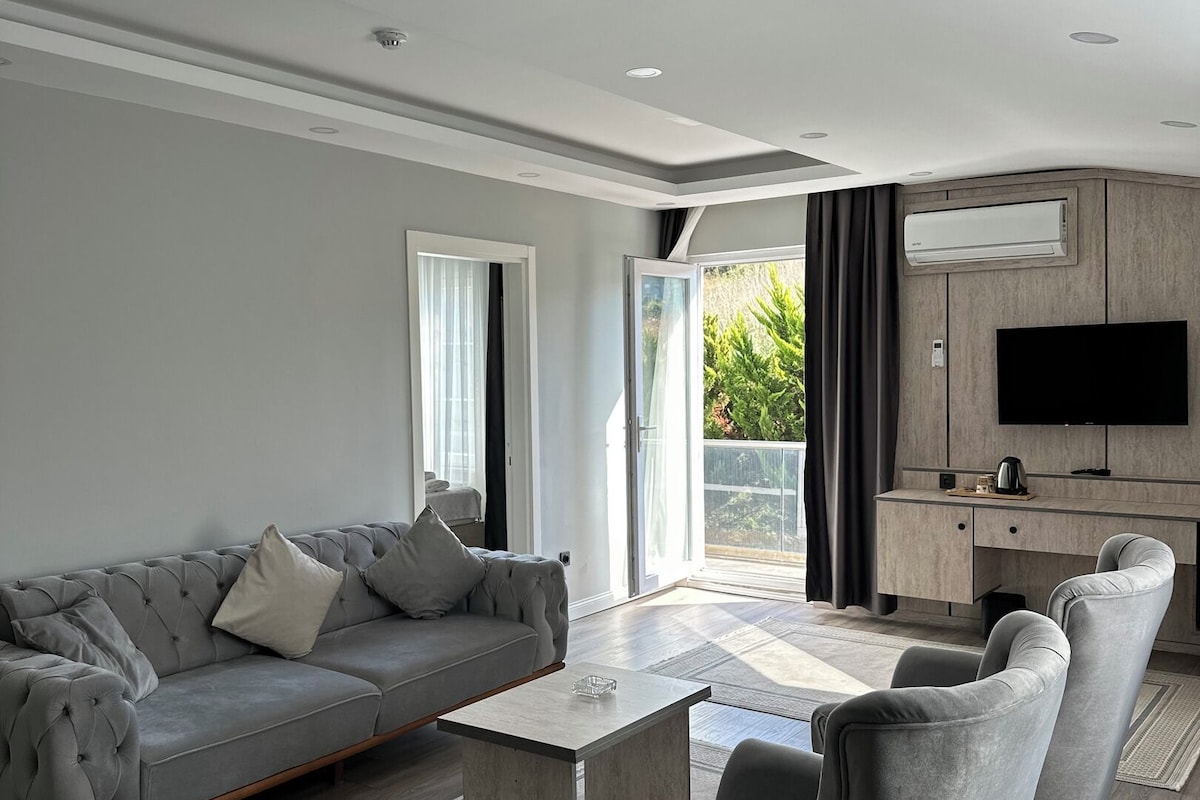 Habitación triple familiar, balcón, vista parcial al mar | Wifi gratis y ropa de cama