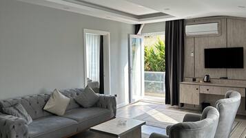 Habitación triple familiar, balcón, vista parcial al mar | Wifi gratis y ropa de cama